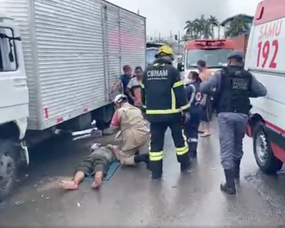 Caminhão destrava, arrasta mecânico e invade casa em Manaus