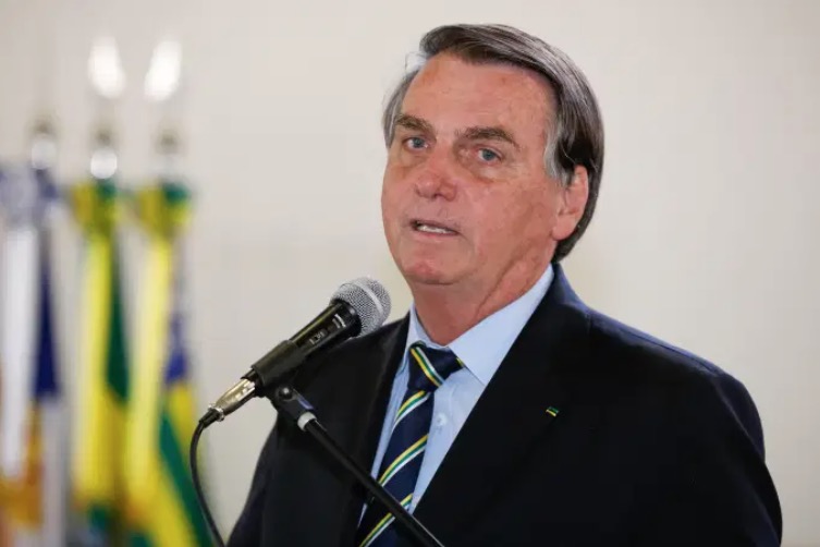 Bolsonaro será transferido para SP e pode passar por 'cirurgia de emergência'