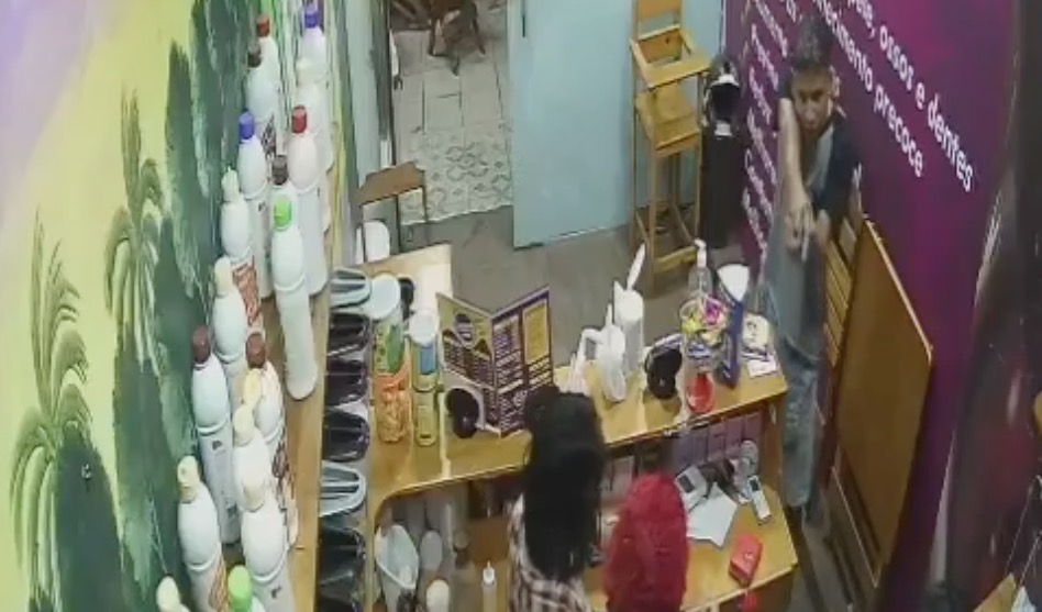 Loja de açaí é assaltada e suspeito aponta arma para clientes em Manaus; vídeo