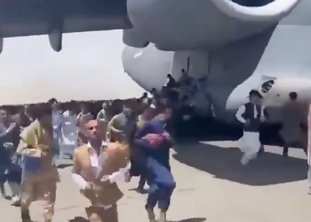 Vídeos mostram afegãos pendurados em avião e dois despencado do céu