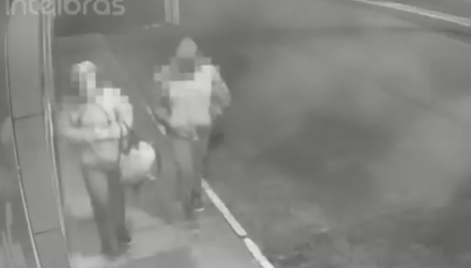 Vídeo mostra mãe carregando corpo de filho esquartejado em mala