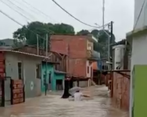 Ruas e avenidas ficam alagadas após forte chuva em Manaus; vídeo