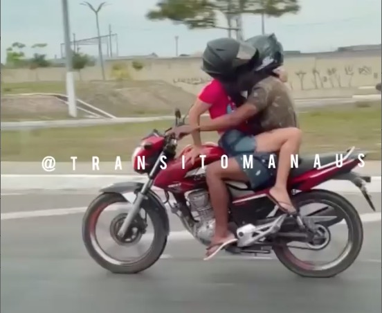 Motociclista é flagrado aos beijos com novinha enquanto dirigia em Manaus