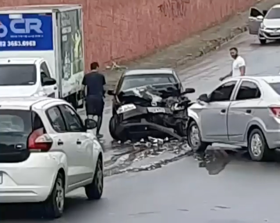 Dois carros ficam destruídos em acidente na zona norte de Manaus