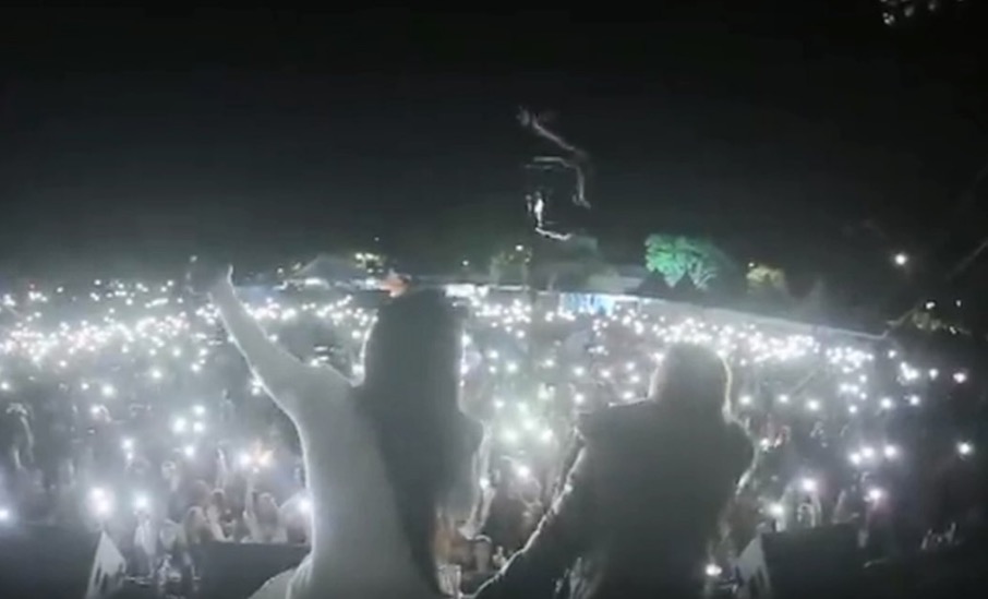 Maiara e Maraísa fazem homenagem à Marília Mendonça em 1º show após tragédia