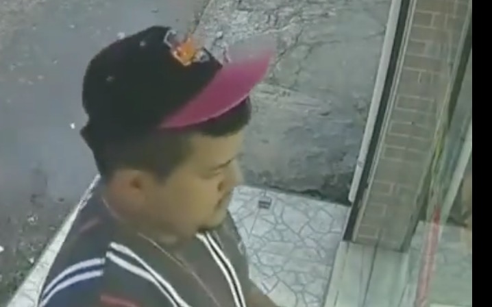 Vídeo mostra assaltante apontando arma para vendedora em loja em Manaus