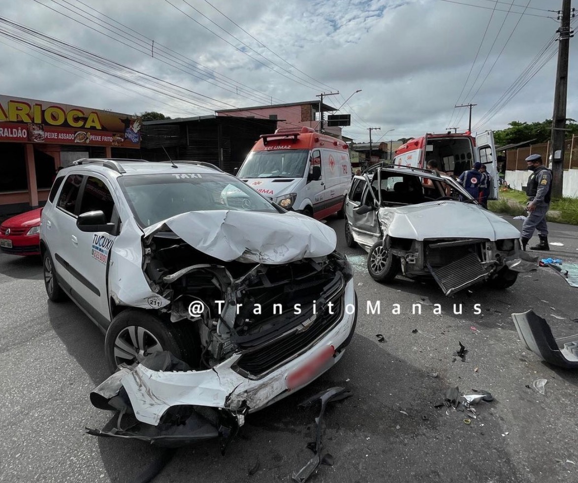 Acidente entre carro e táxi deixa feridos em Manaus