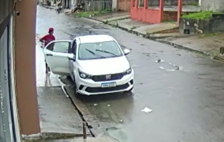 Ao entrar em carro de aplicativo, mulher tem bolsa levada por assaltante em Manaus; vídeo