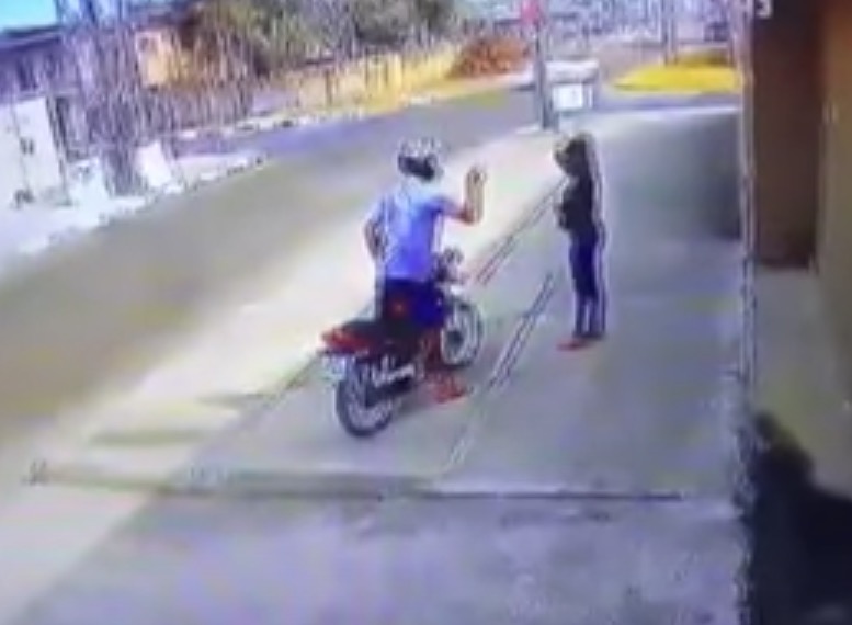 Homem agride companheira após ela esquecer de usar máscara 