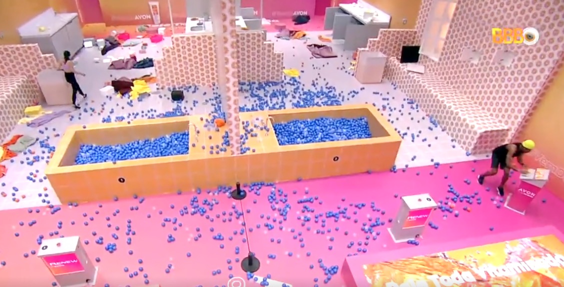 Empolgação de Tadeu narrando Prova do Anjo viraliza: 'No azulejo, no azulejo!'