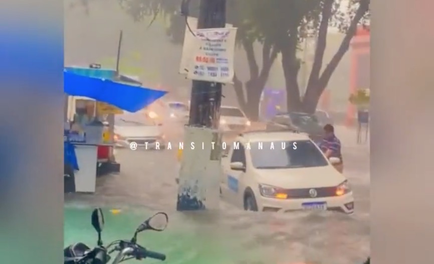 Avenida no Centro de Manaus vira 'rio' durante forte chuva em Manaus; vídeo