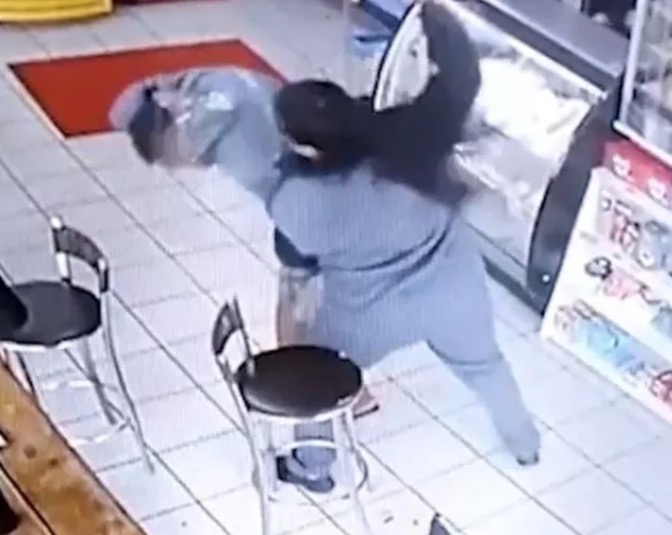 Frentista reage a assédio e mete a porrada em homem que tocou em sua virilha; Vídeo