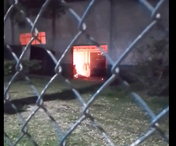 Vídeo: Incêndio em fábrica de papel se estende pela noite em Manaus