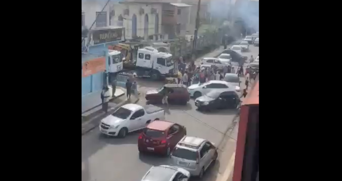 Vídeo: Moradores bloqueiam rua e impedem instalação de medidores de energia em Manaus