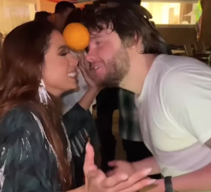 Anitta curte festa em sua mansão no Rio com novo namorado; vídeos