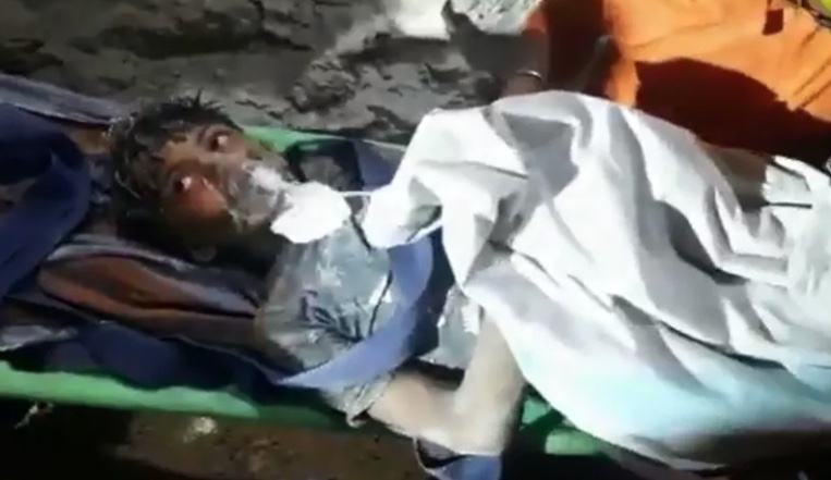 Menino que estava há 4 dias em poço com cobras e escorpiões é resgatado vivo