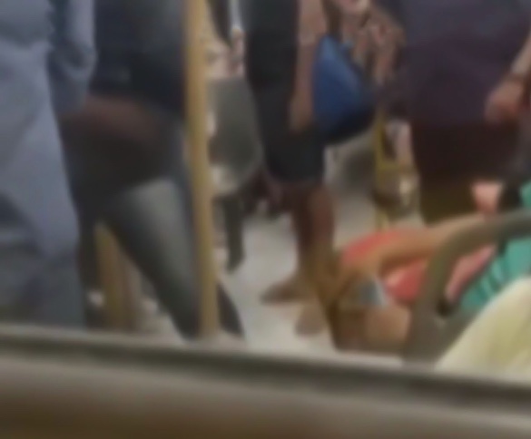 Passageira tenta esfaquear motorista em ônibus em movimento em Manaus