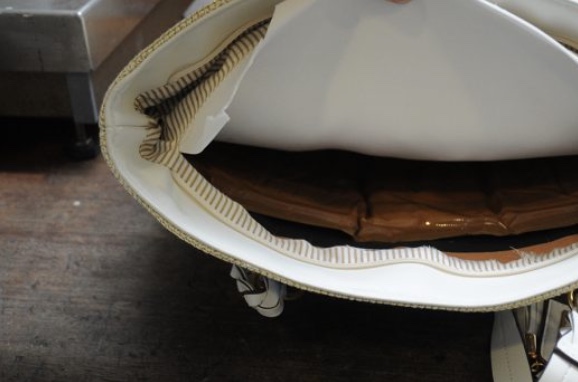 Grávida pede ajuda da PM para encontrar bolsa furtada com drogas; vídeo