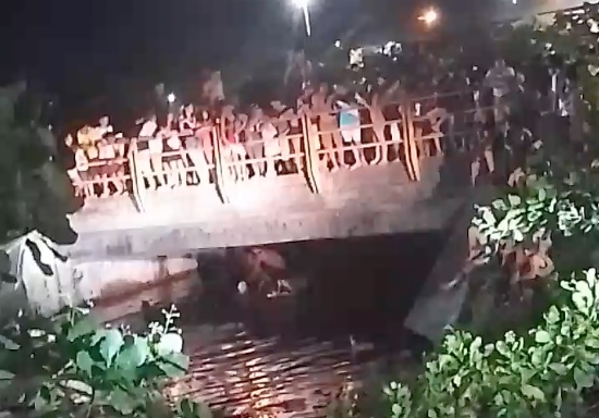 Mãe de criança que caiu em igarapé de Manaus precisou ser socorrida às pressas durante buscas