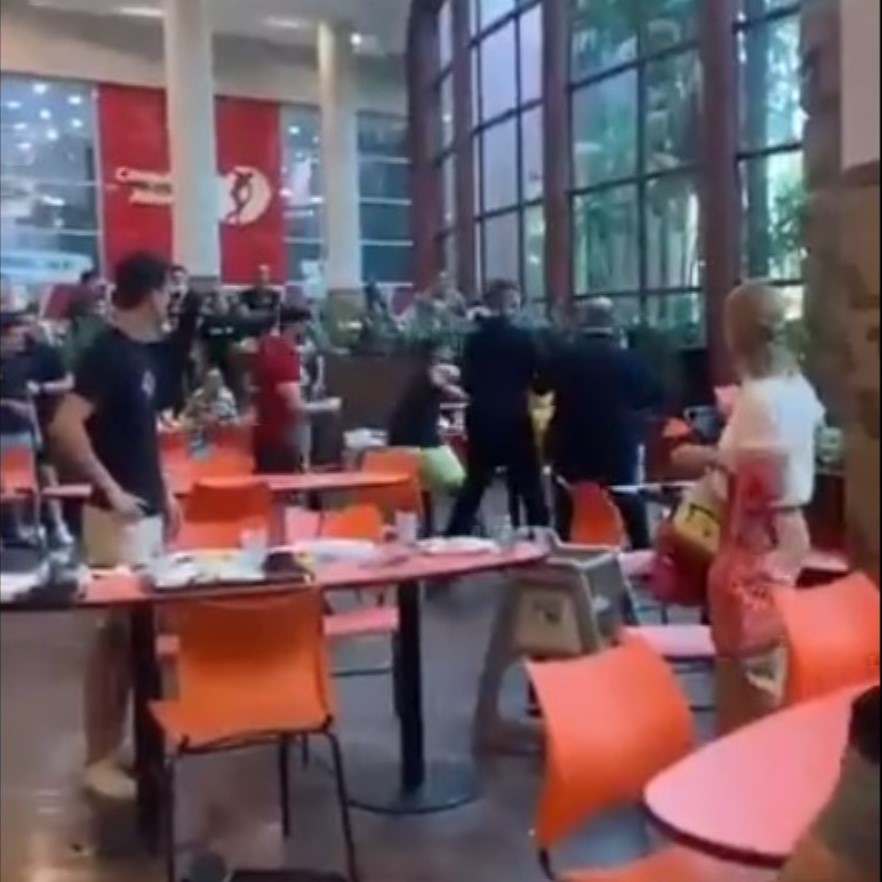 Homens caem no soco durante discussão aos gritos no Manauara Shopping; veja vídeo