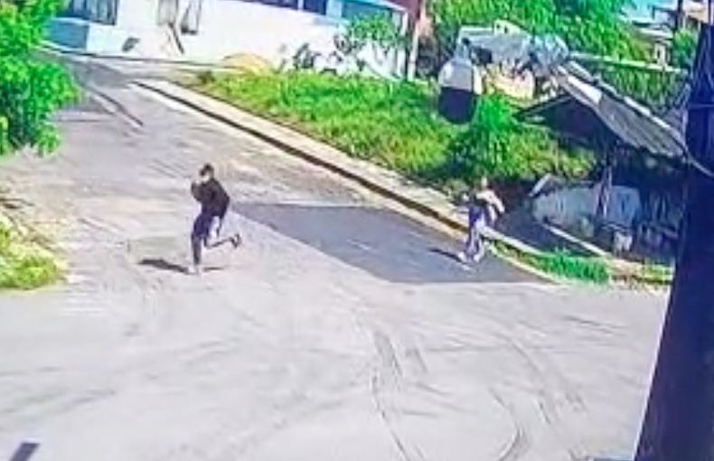 Vídeo: Mulher tem bolsa arrancada por assaltante em parada de ônibus em Manaus