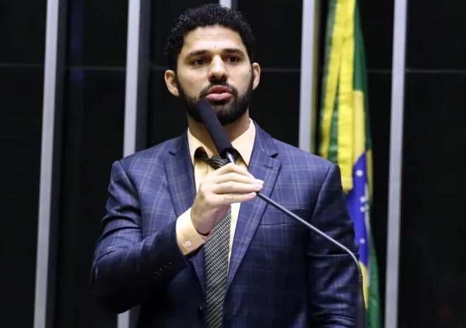 Deputado David Miranda é internado em estado grave na UTI após dores abdominais