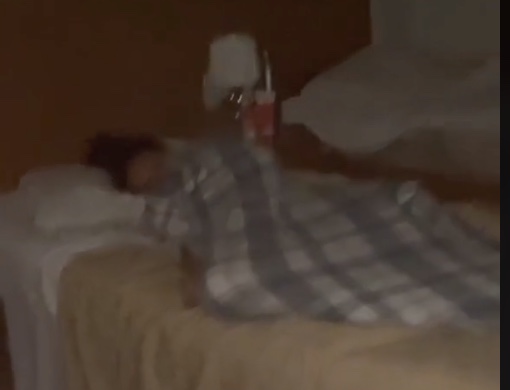 Turistas se deparam com mulher nua em quarto de hotel em que estavam hospedados no Rio 