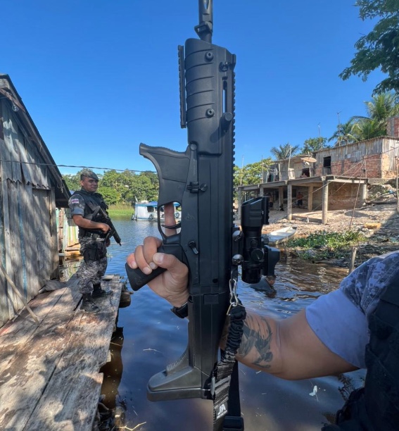 Criminosos jogam armas em rio ao fugirem da polícia mas acabam presos em Manaus