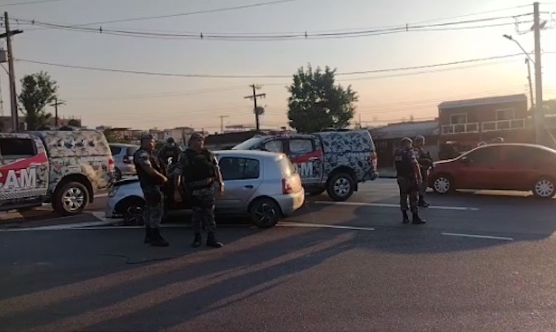 Acidente entre viatura e carro deixa trânsito caótico e mulher ferida em Manaus