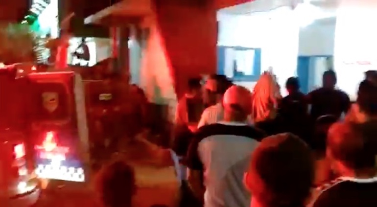 Vídeo: População tenta agredir vendedor ambulante suspeito de estuprar crianças no Amazonas