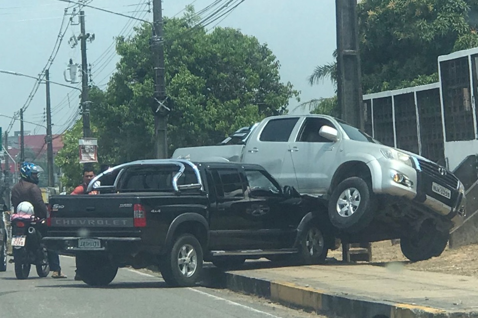 Hillux vai parar em cima de S10 em acidente violento na Avenida das Torres
