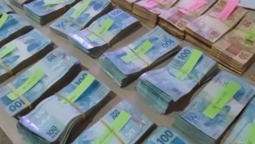 Mulher 'torra' R$ 160 mil que marido guardava para amigo em casa após separação 