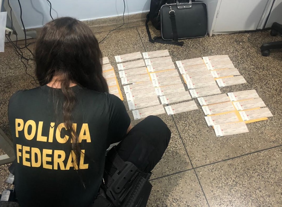 PF apreende R$ 10 mil em cheques com assessoras de candidato ao Governo do Amazonas