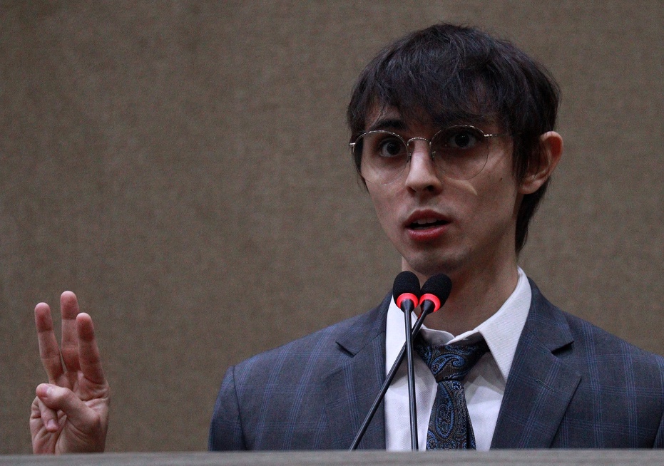 Amom cogita realizar processo seletivo para vagas em seu gabinete na Câmara dos Deputados