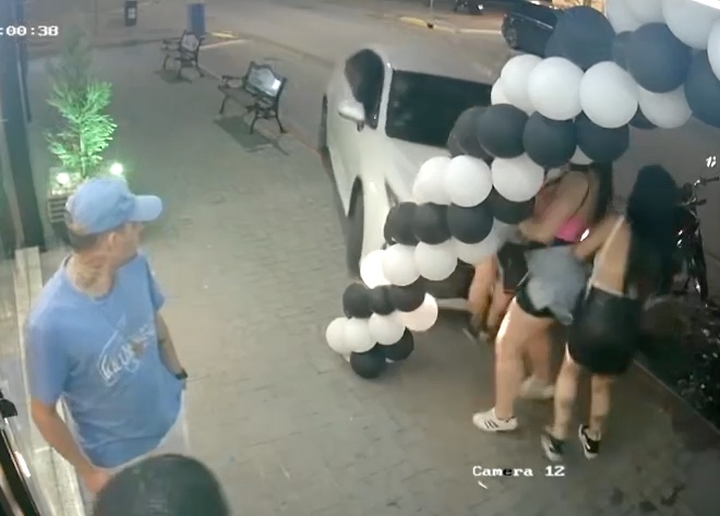 Vídeo: Carro invade calçada e atropela 3 mulheres; vítima teve perna amputada