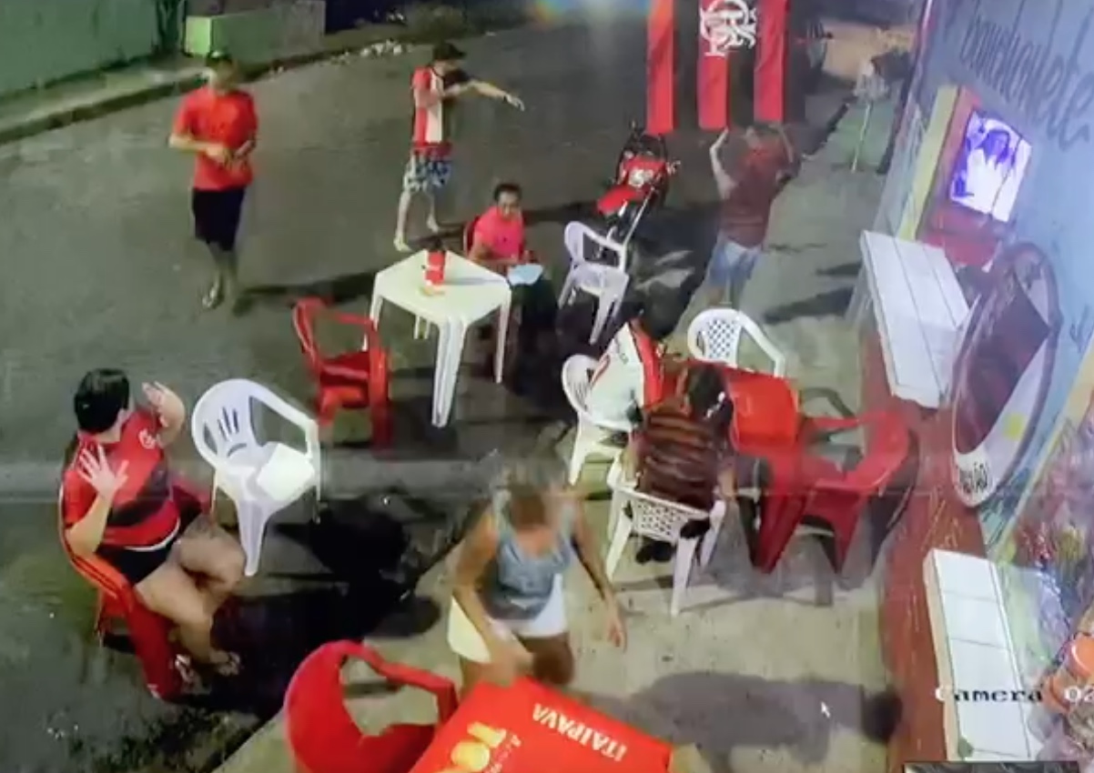 Vídeo mostra assalto em lanchonete durante jogo do Flamengo em Manaus