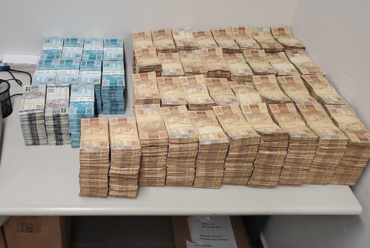 Parentes de político são presos pela PF sacando R$ 3 milhões em banco de Manaus