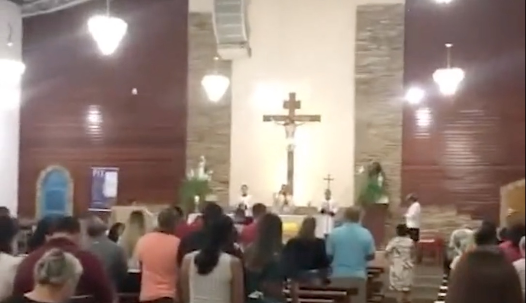 Padre tira batina e abandona missa após mandar fiéis eleitores de Lula saírem de igreja; vídeo