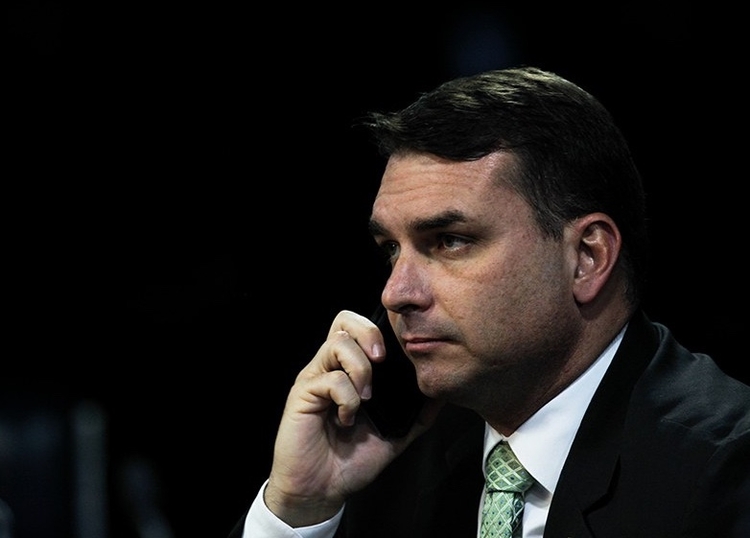 Flávio Bolsonaro é multado pelo TSE após vídeo associando Lula a demônio 