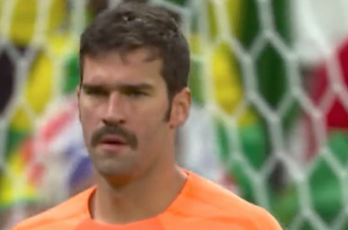 Bigode de goleiro Alisson divide opiniões; saiba o motivo do visual