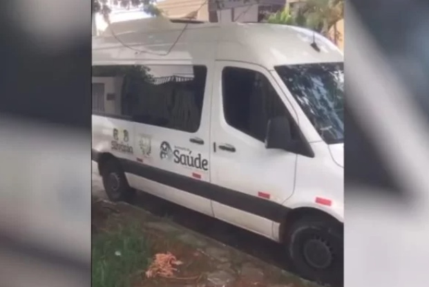 Motorista e paciente são flagrados fazendo sexo em van de transporte para consultas médicas