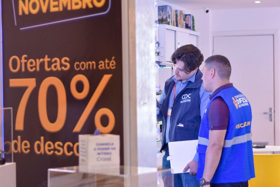 Procon e Comissões de Defesa do Consumidor fiscalizam ofertas da Black Friday em shopping de Manaus