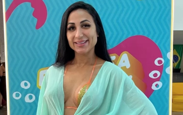 Irmã de Deolane desembarca na Farofa da Gkay e é detonada por internação da mãe