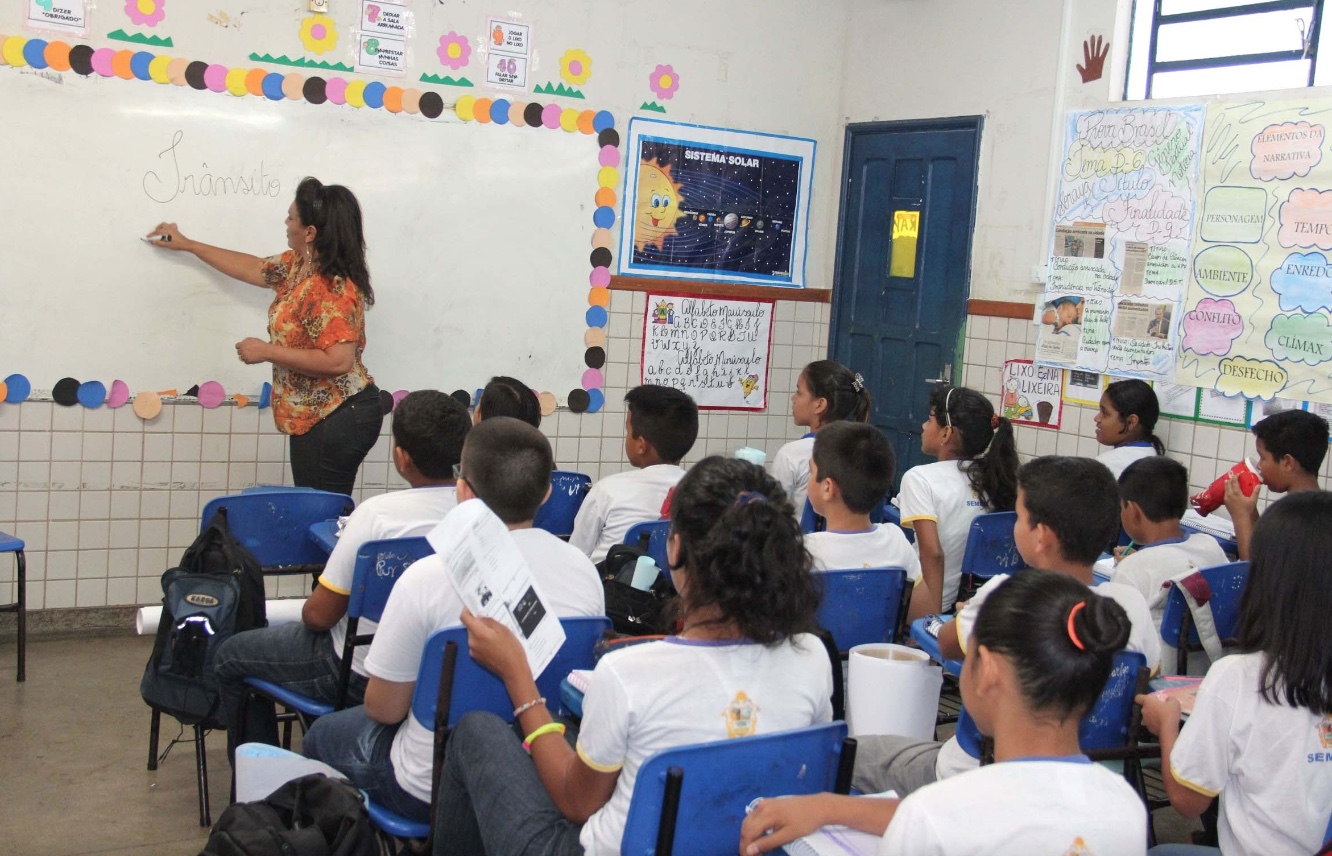 Profissionais da educação vão receber até R$ 9 mil do Fundeb em Manaus, anuncia prefeitura