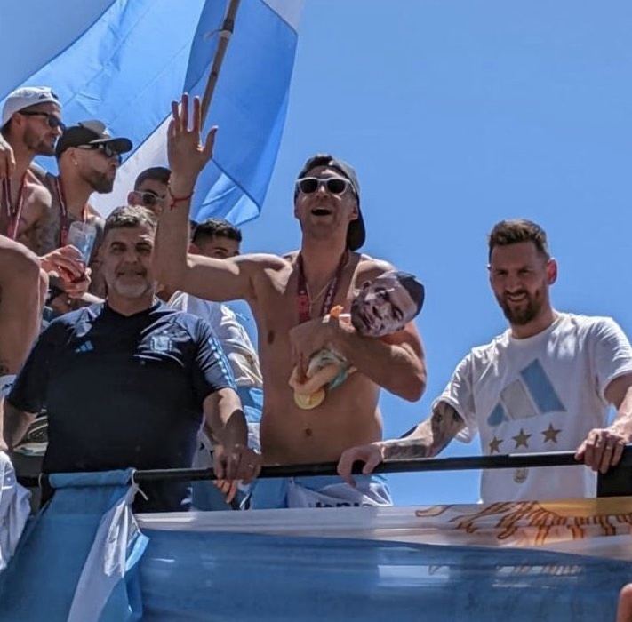 Goleiro da Argentina Dibu Martinez zomba de Mbappé em comemoração do título da Copa do Mundo