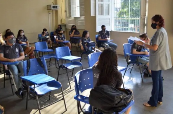 Governo do Amazonas anuncia pagamento do Fundeb de até R$ 17 mil para profissionais da educação