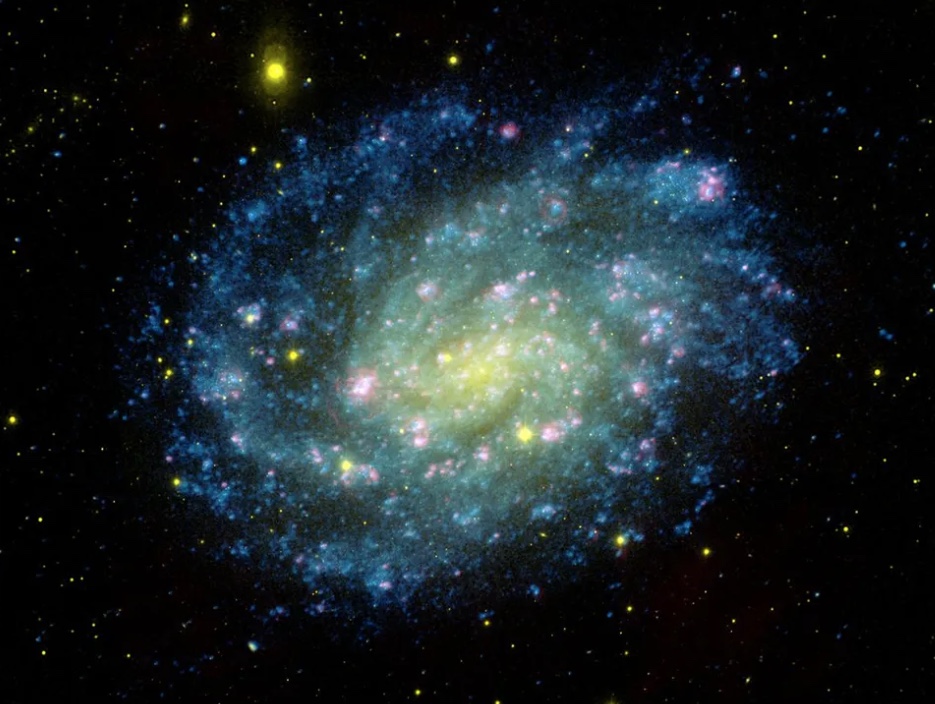 Nasa homenageia Pelé com foto de galáxia nas cores verde e amarelo