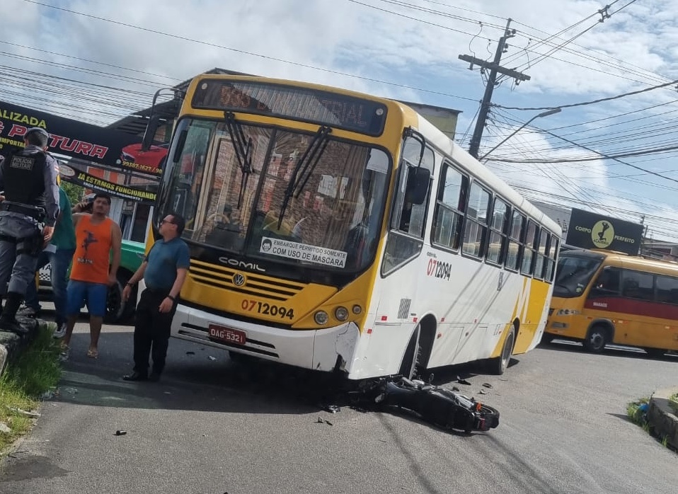 Motocicleta vai parar debaixo de ônibus e dois ficam feridos em acidente em Manaus; vídeo