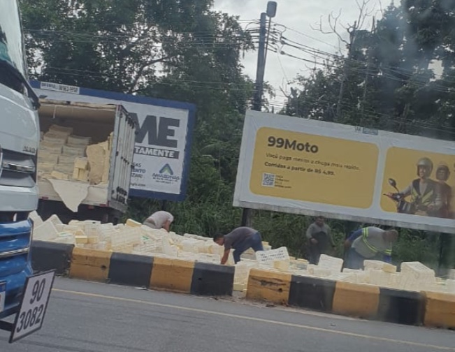 Vídeo: Carga de queijo cai de caminhão e fica espalhada em avenida de Manaus