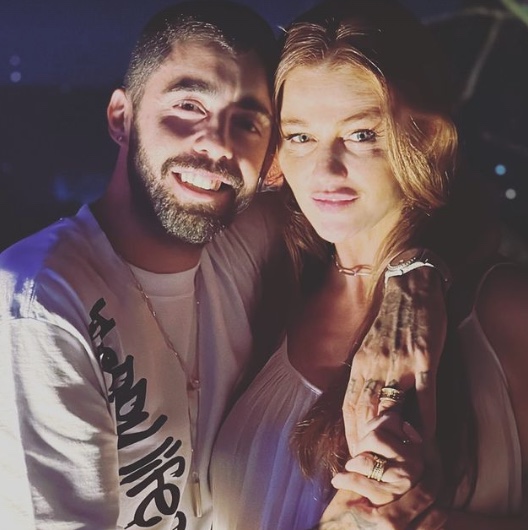 Cintia Dicker e Scooby são criticados por curtirem festa de Ano Novo com filha na UTI 